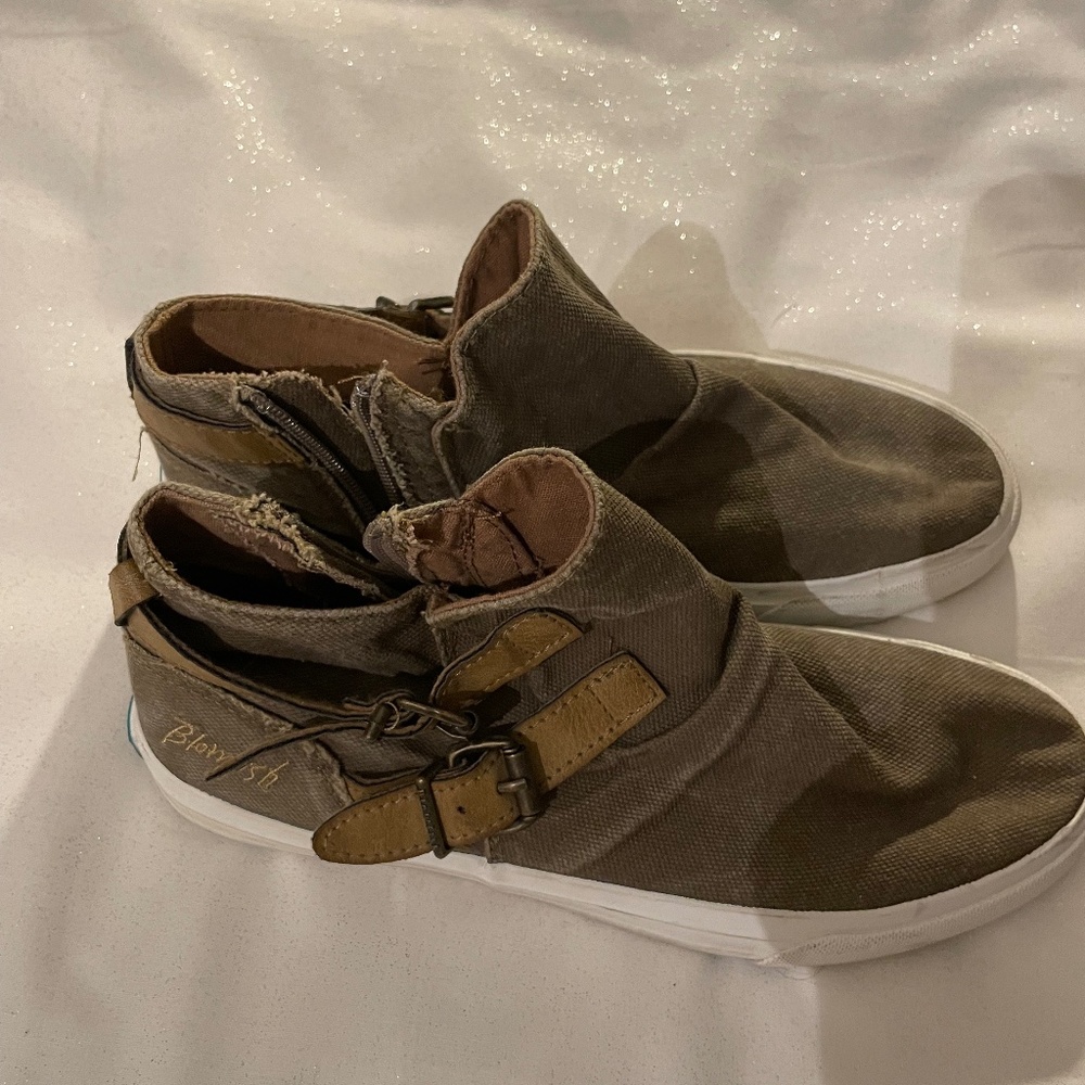 Blowfish hightop shoes size 8 with buckles & zipper